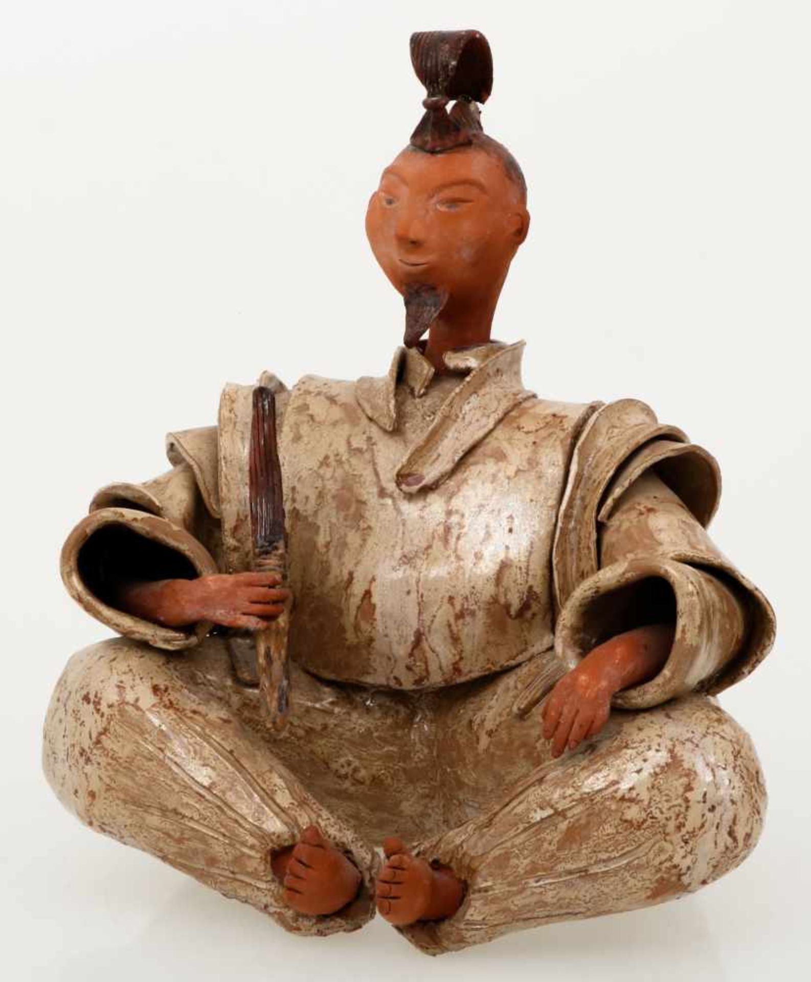 Een geglazuurd terracotta figuur van een Japanse heerser, eind 20e eeuw.