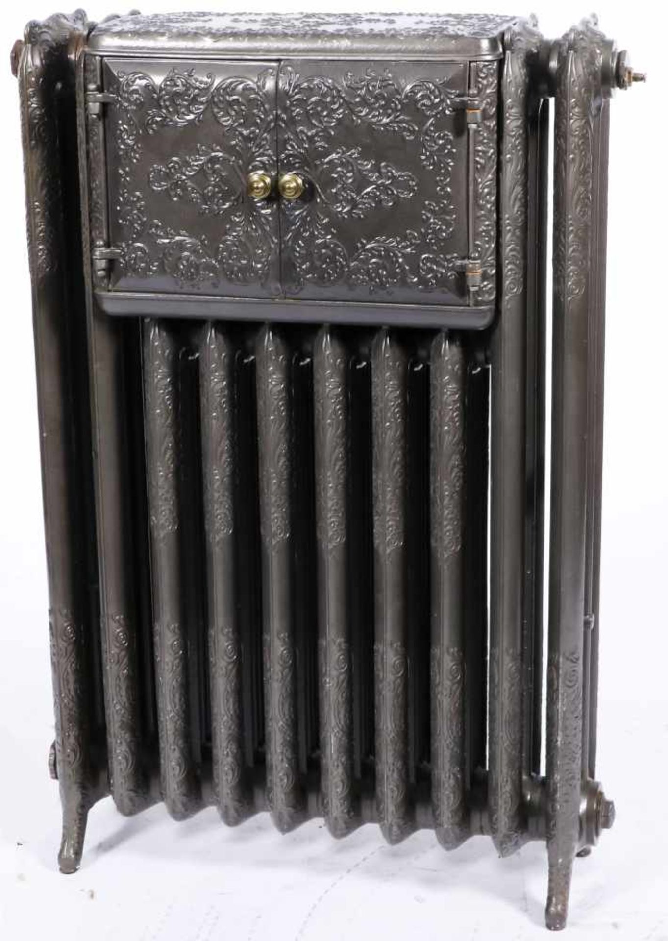 Een gietijzeren radiator met bordenwarmer. - Image 2 of 5
