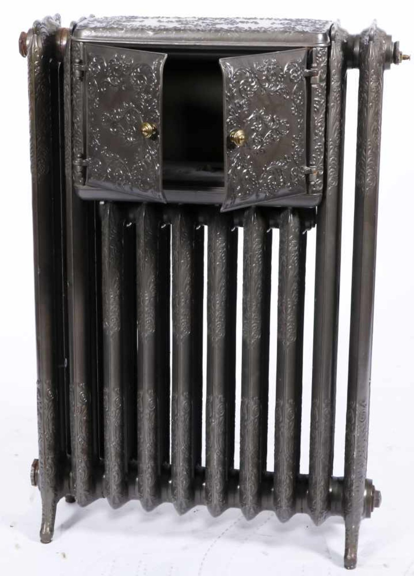 Een gietijzeren radiator met bordenwarmer. - Image 4 of 5