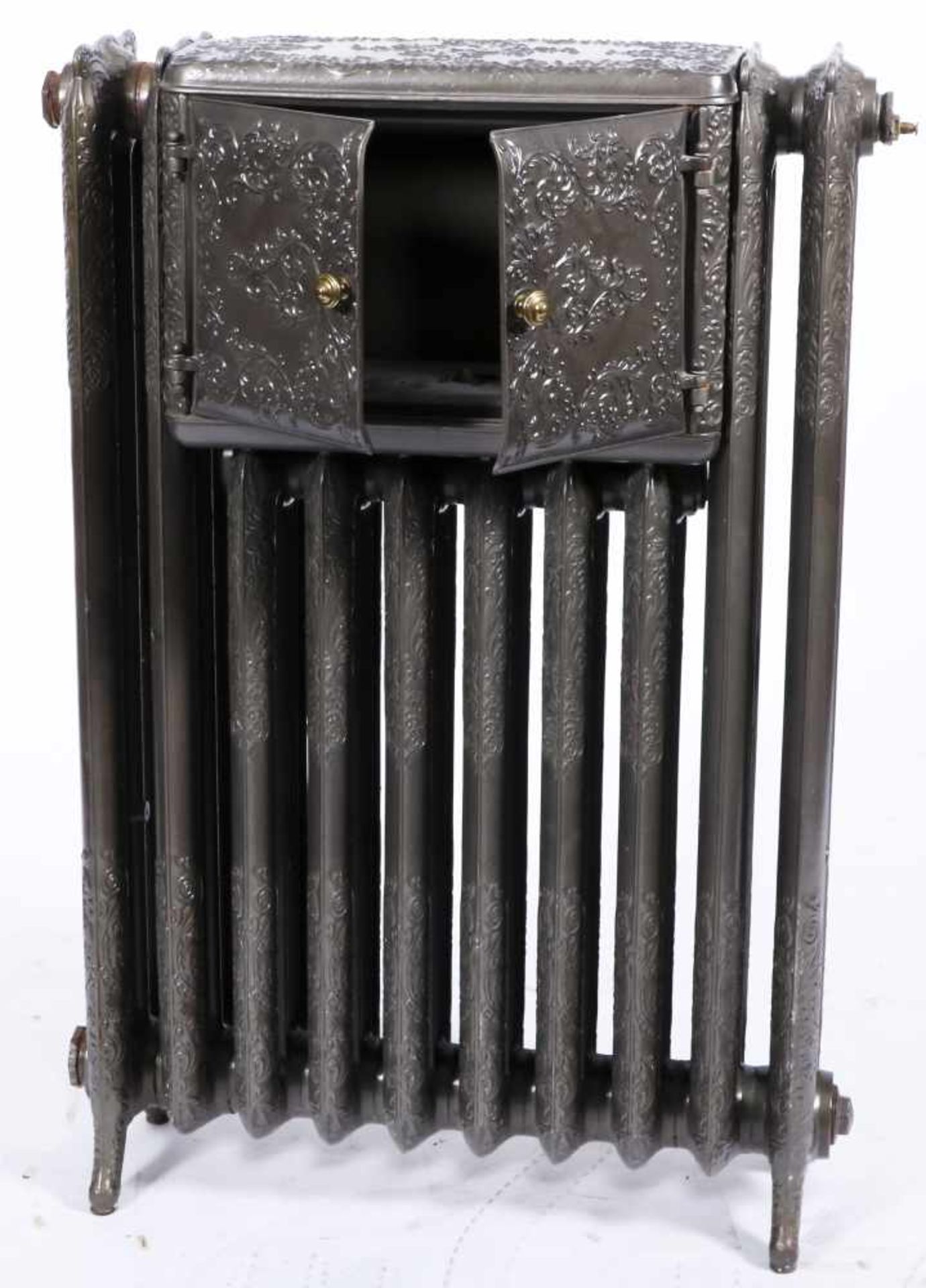 Een gietijzeren radiator met bordenwarmer. - Bild 4 aus 5