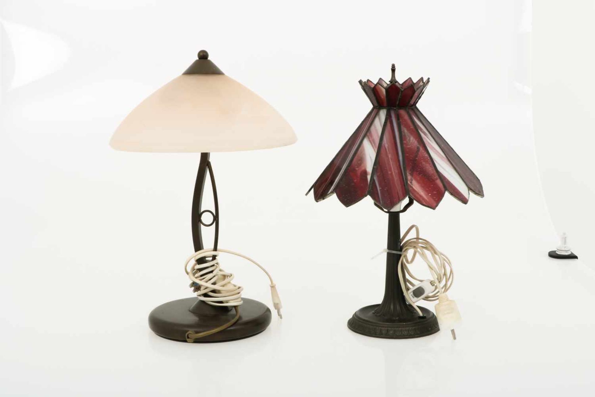 Een lot van (2) dressoirlampjes, waarvan een in Tiffany-stijl, eind 20e eeuw. - Bild 2 aus 2