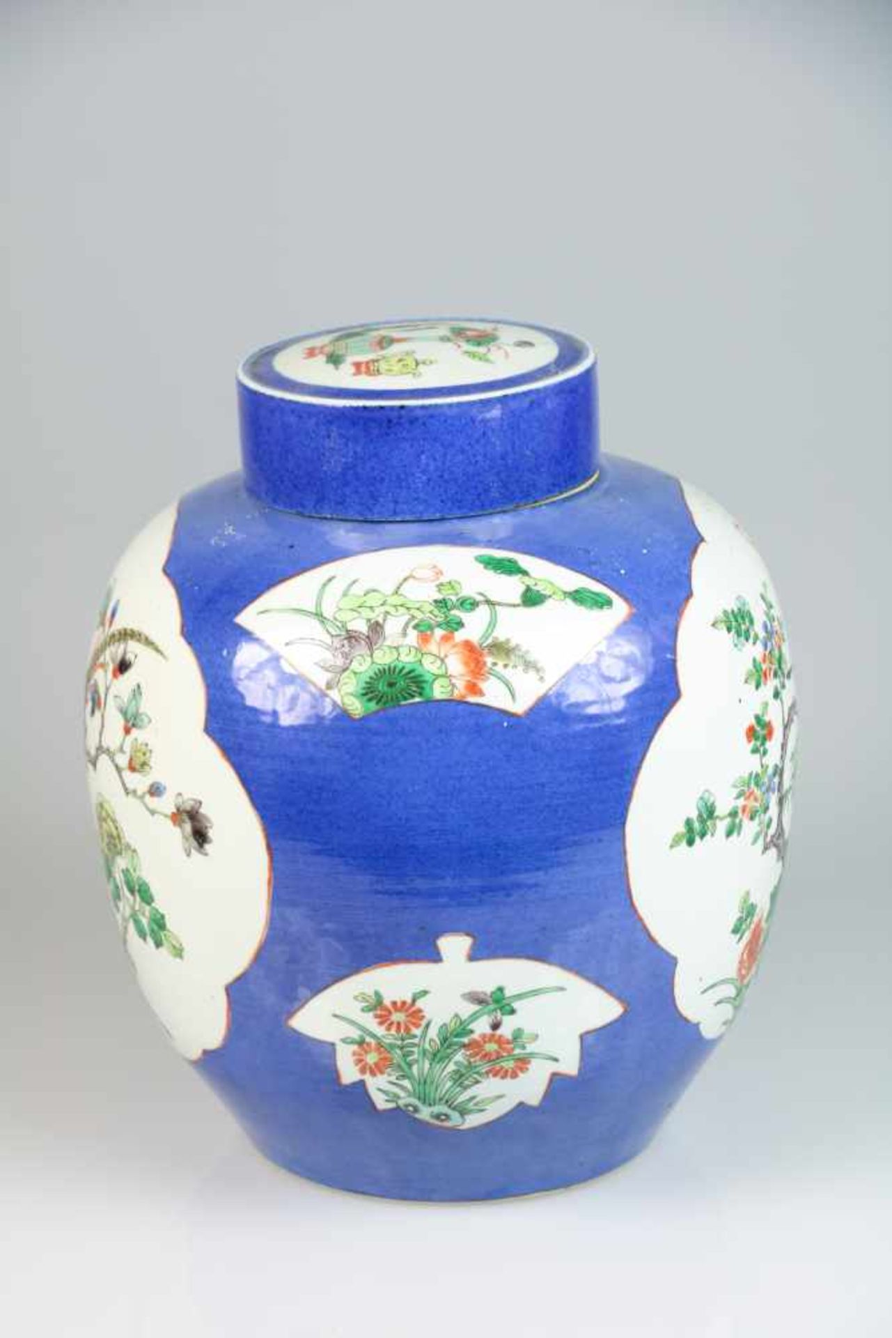 Een porseleinen famille verte "poudre bleu" dekselpot. China, 19e eeuw. - Image 3 of 9