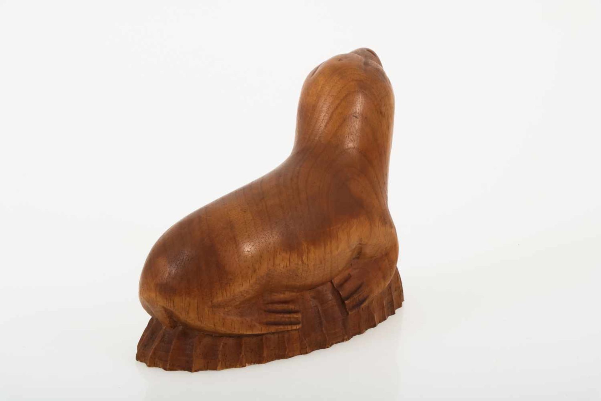 Jacobus (Jaap) Kaas (Amsterdam 1898 - 1972) Een houten sculptuur van een zeeleeuw, gesigneerd a.d. - Image 2 of 3