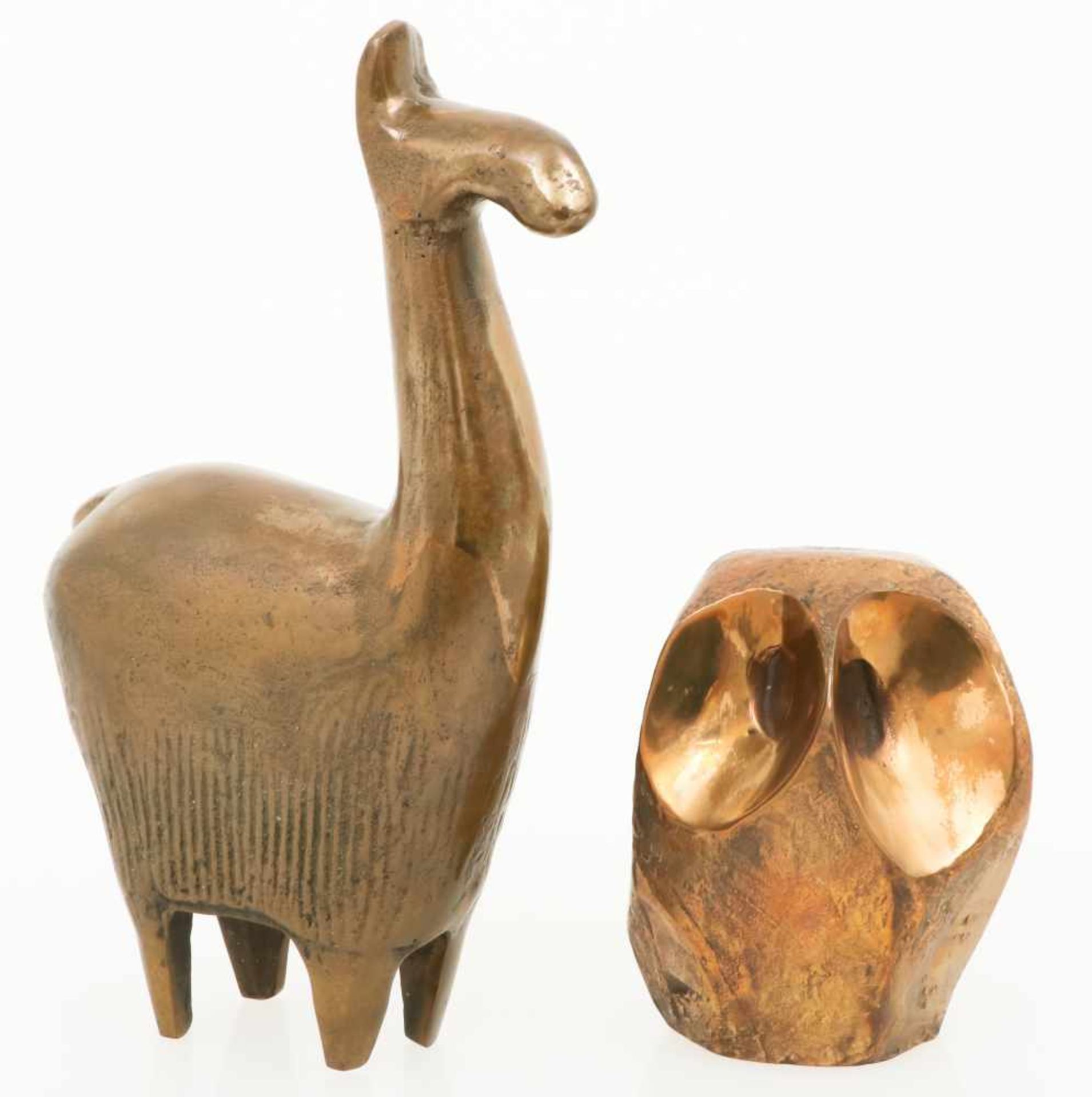 Een kavel van (2) bronzen beelden, voorstellende een uil en een ongeschoren Lama, 20e eeuw.