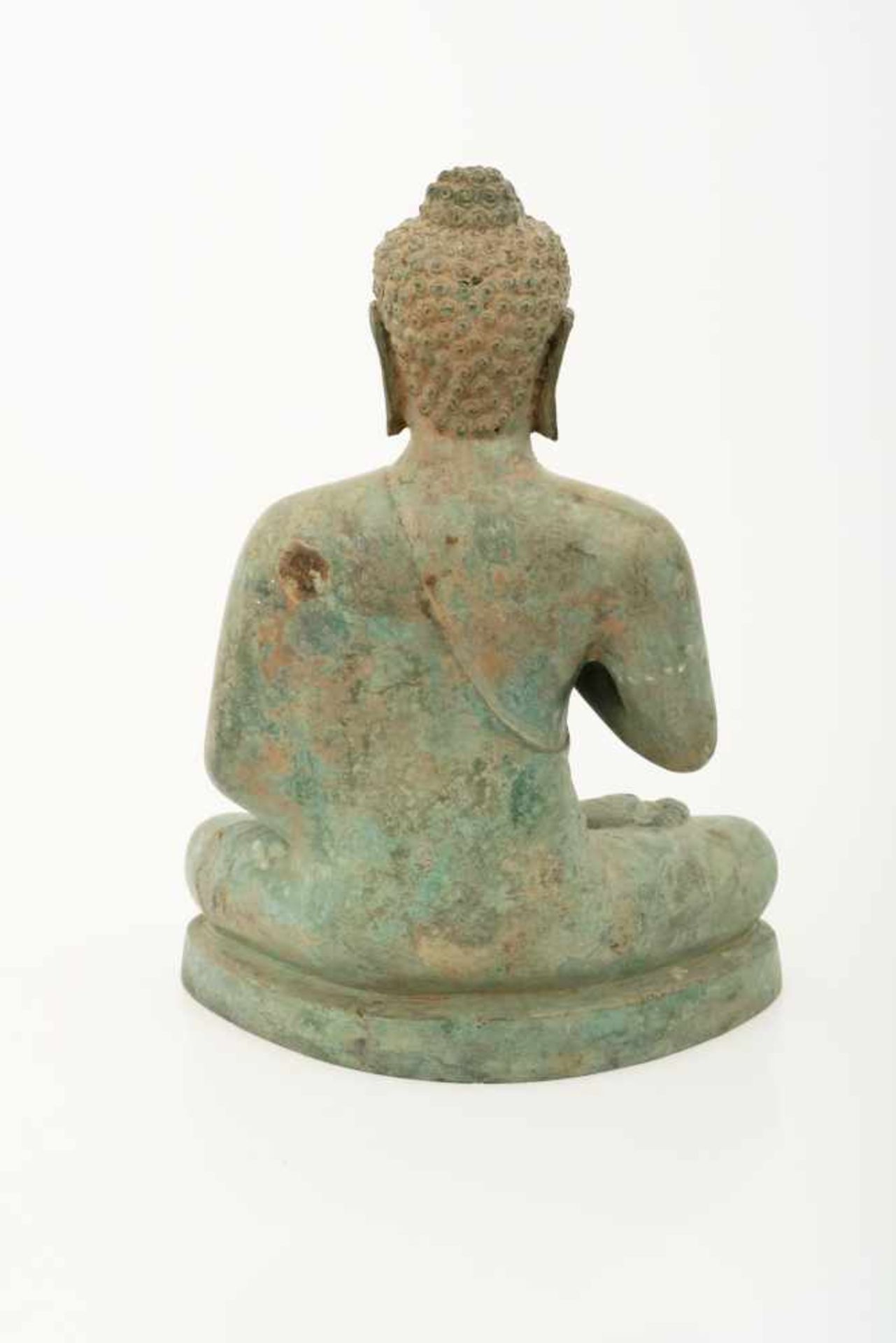 Een bronzen Buddha, naar antiek voorbeeld. - Bild 2 aus 2