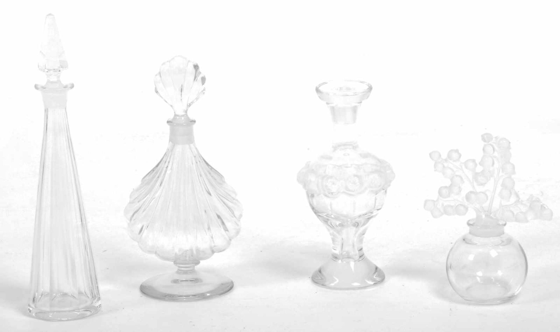 Een lot van (4) blank glazen flacons, Frankrijk, 20e eeuw.