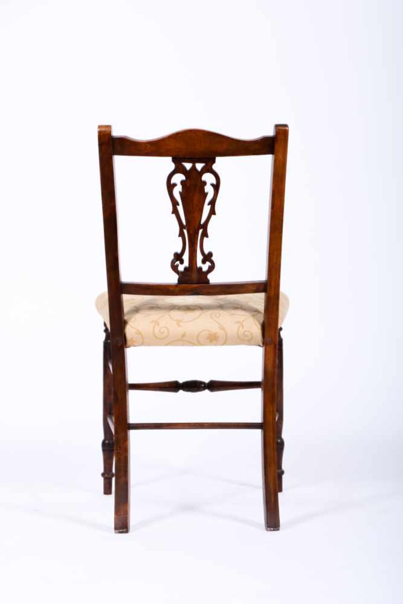 Een notenhouten stoeltje met marquetterie en open rugleuning, 19e eeuw. - Image 2 of 2