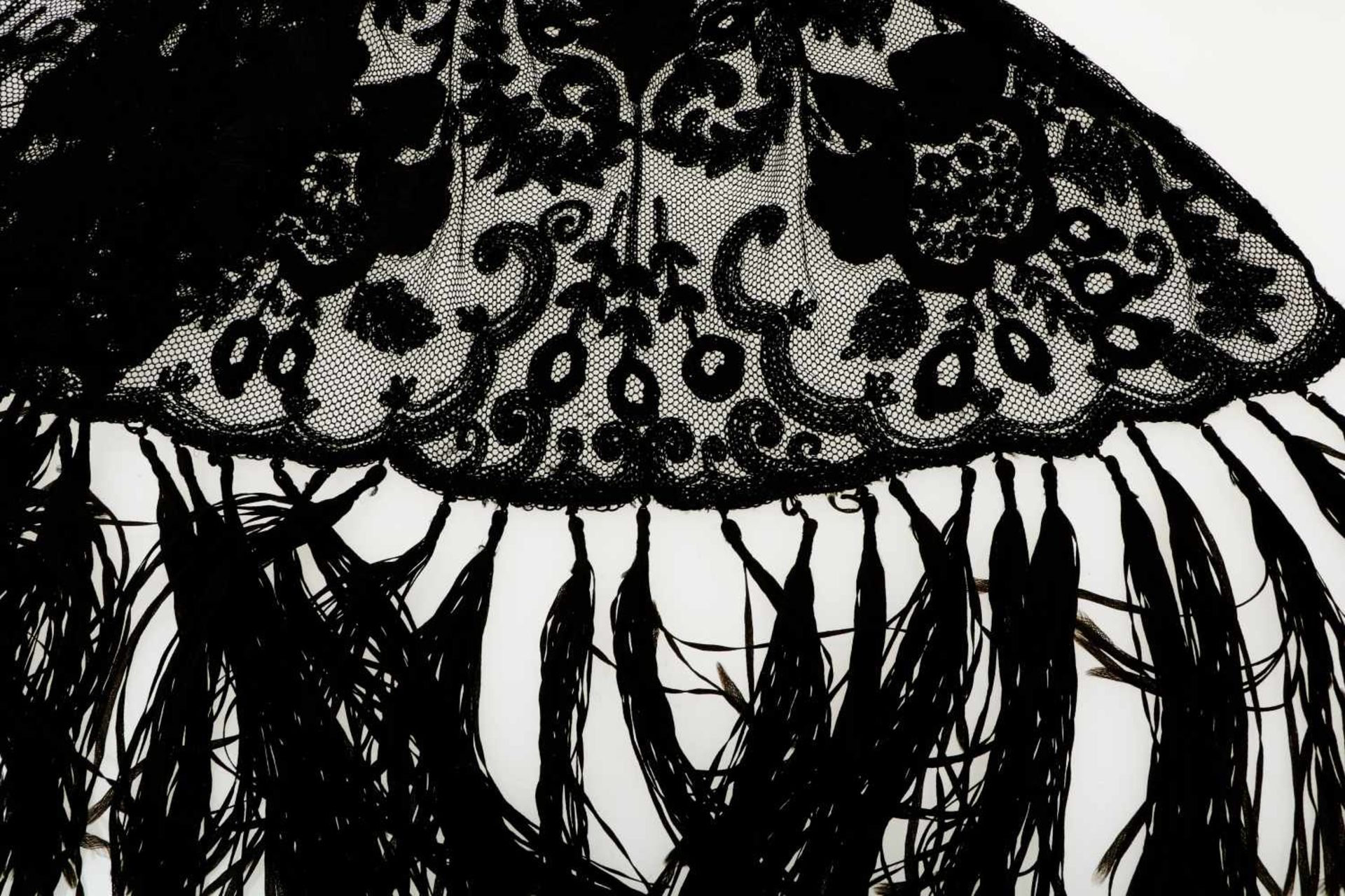 Een zwart kanten mantilla/ rouw-voile, Belgisch, 1e helft 20e eeuw. - Bild 3 aus 5