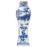 Een porseleinen vaas met decor van Chinese figuren en bloemen. China, Kangxi.