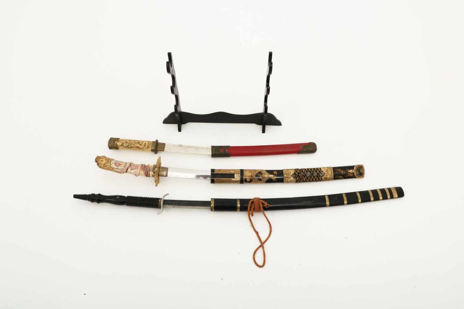 Een set van (3) Samurai-zwaarden in houder, decoratieobject, Japan, 20e eeuw. - Bild 2 aus 2