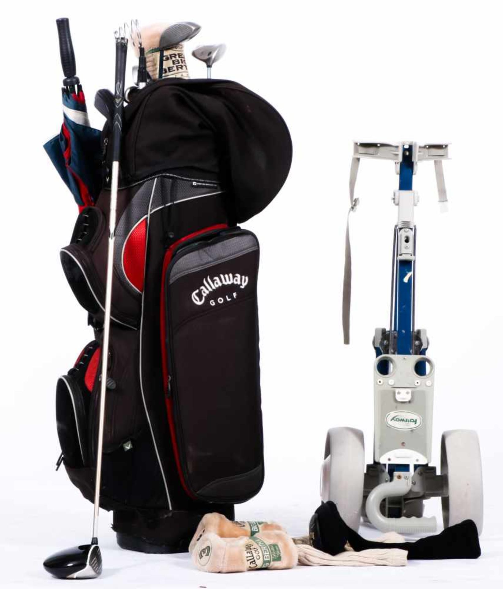 Een Callaway golftas, bevattende zes clubs, een putter, vier drivers een ballenschepje en een