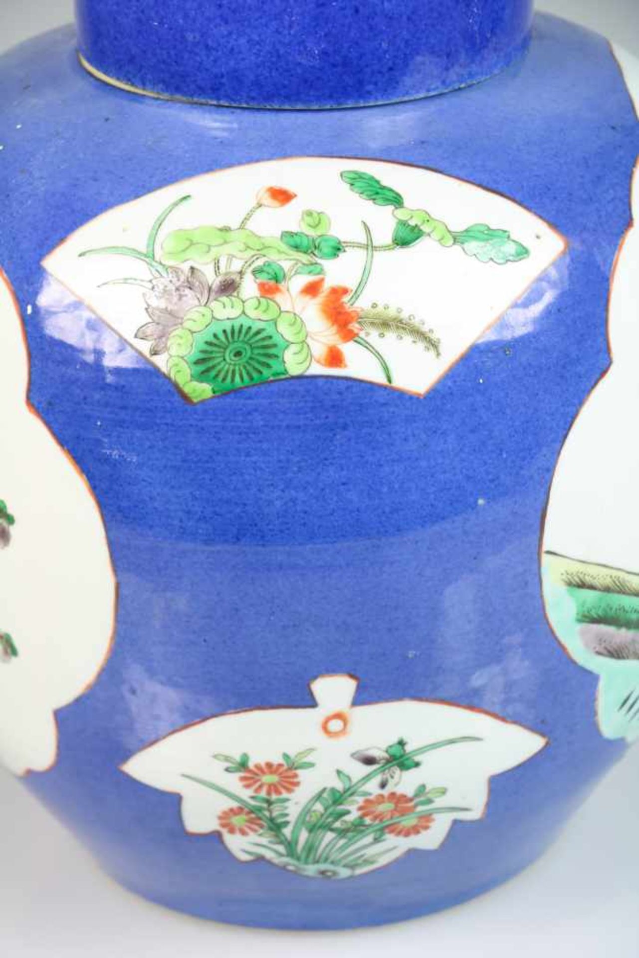 Een porseleinen famille verte "poudre bleu" dekselpot. China, 19e eeuw. - Image 8 of 9