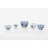 Een lot van (5) porseleinen cups met onderandere decor van een vliegend paard. China, Transitie/