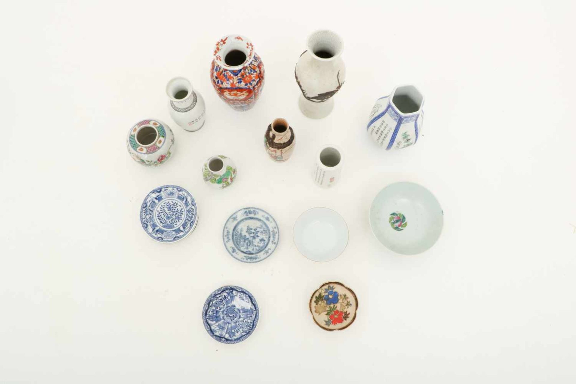 Een lot divers Chinees en Japans porselein w.o. een schaal uit de Tongzhi-periode, 19e eeuw en - Bild 2 aus 2