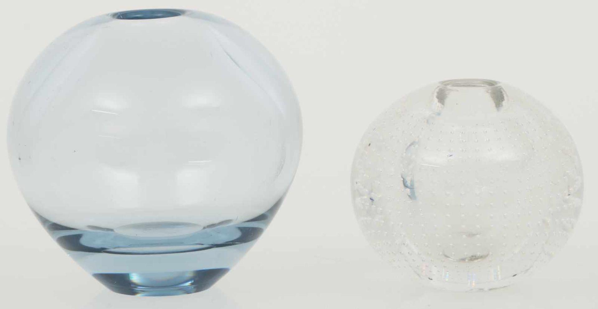 Een lot van (2) glazen objecten waaronder een spijkerbol en een bolvaasje van Holmegaard.