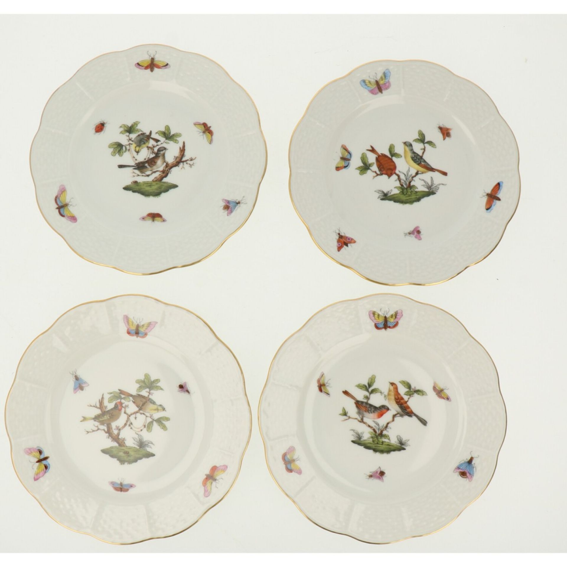 Een set van (4) porseleinen bordjes met Rotschild decor. Herend, eind 20e eeuw.