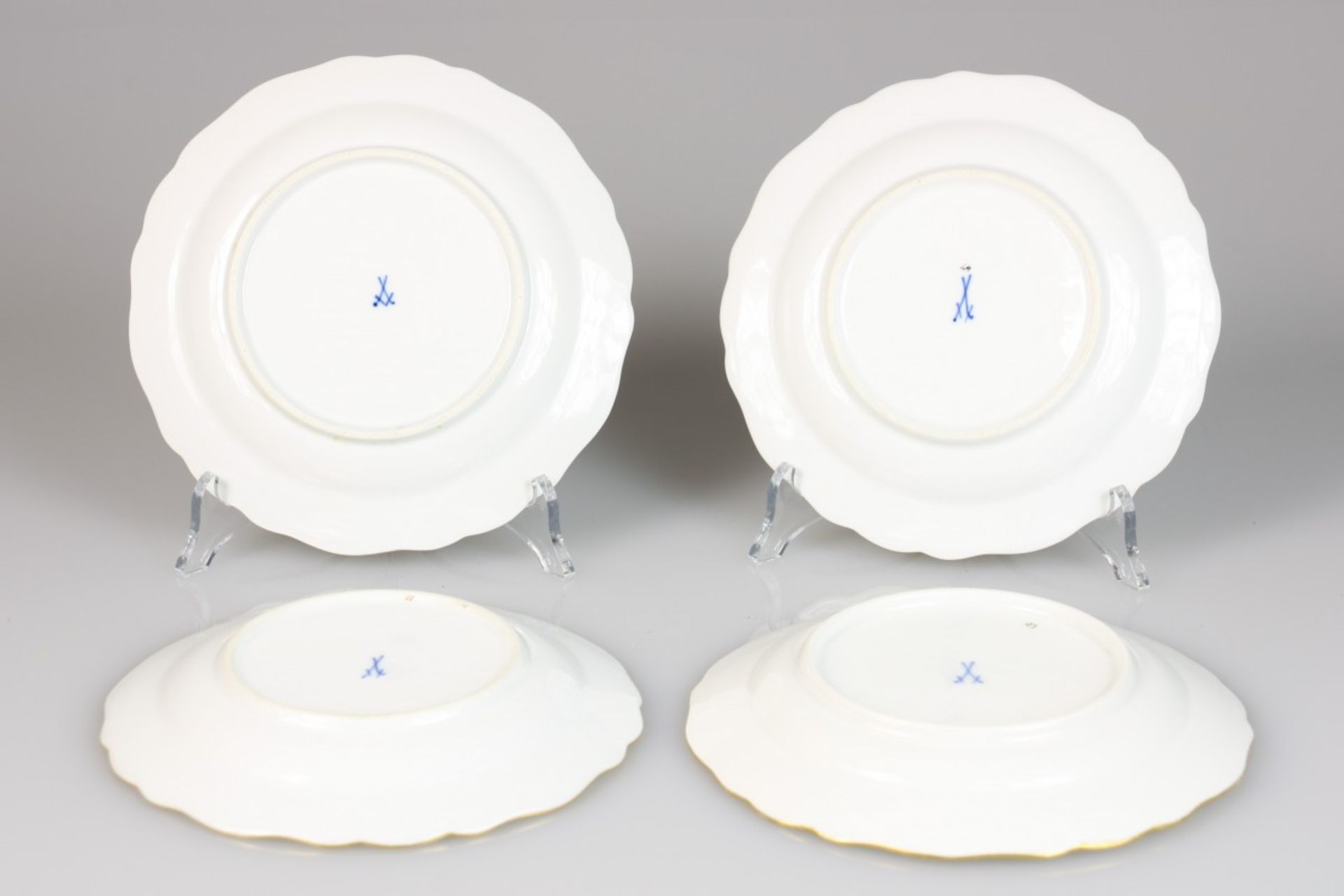 Een lot van (4) porseleinen borden met bloemendecor. Meissen, 1e helft 20e eeuw. - Image 2 of 2