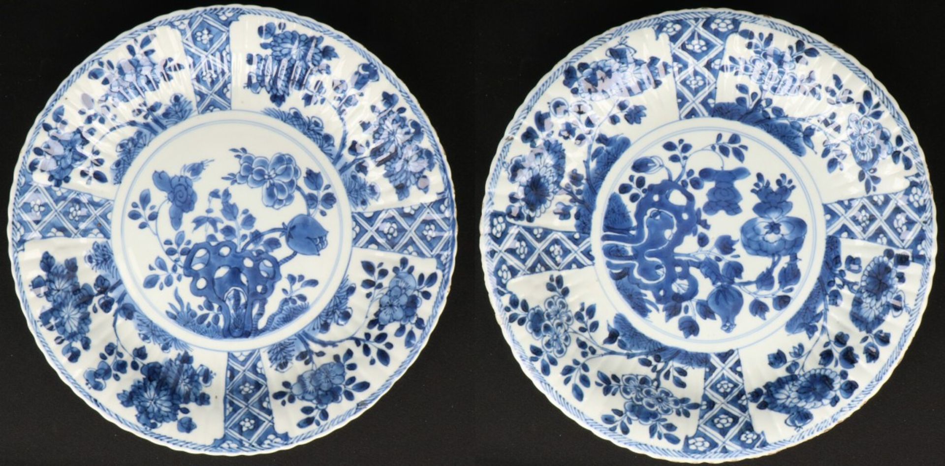 Een set van (2) porseleinen borden met floraal decor en 4-vaks buitendecor. China, Kangxi.