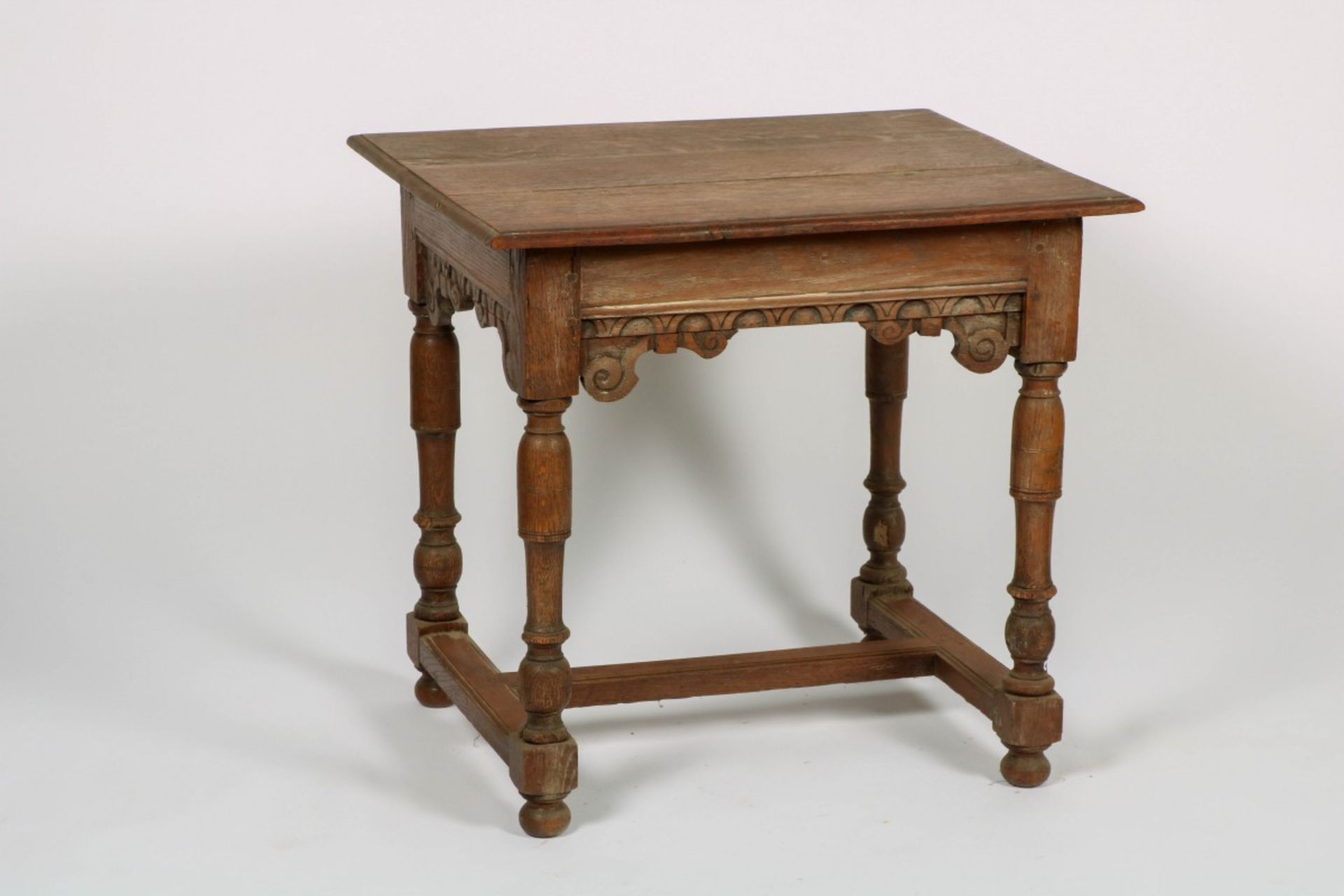 Een eikenhouten Renaissance-stijl tafeltje, Hollands, laat 19e eeuw.