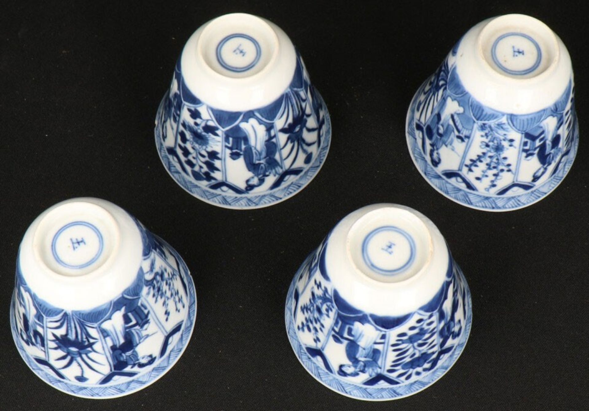Een set van (4) porseleinen kop en schotels met floraal decor, gemerkt Yu (jade). China, 19e eeuw. - Image 4 of 4