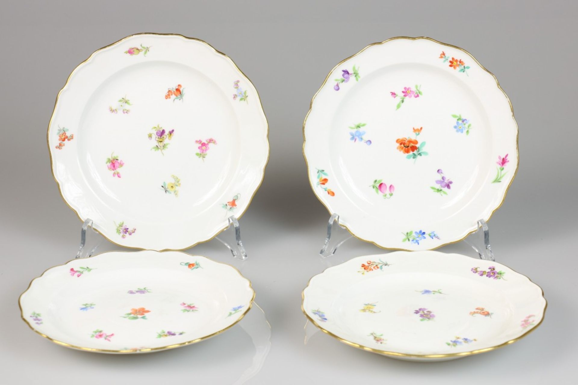 Een lot van (4) porseleinen borden met bloemendecor. Meissen, 1e helft 20e eeuw.