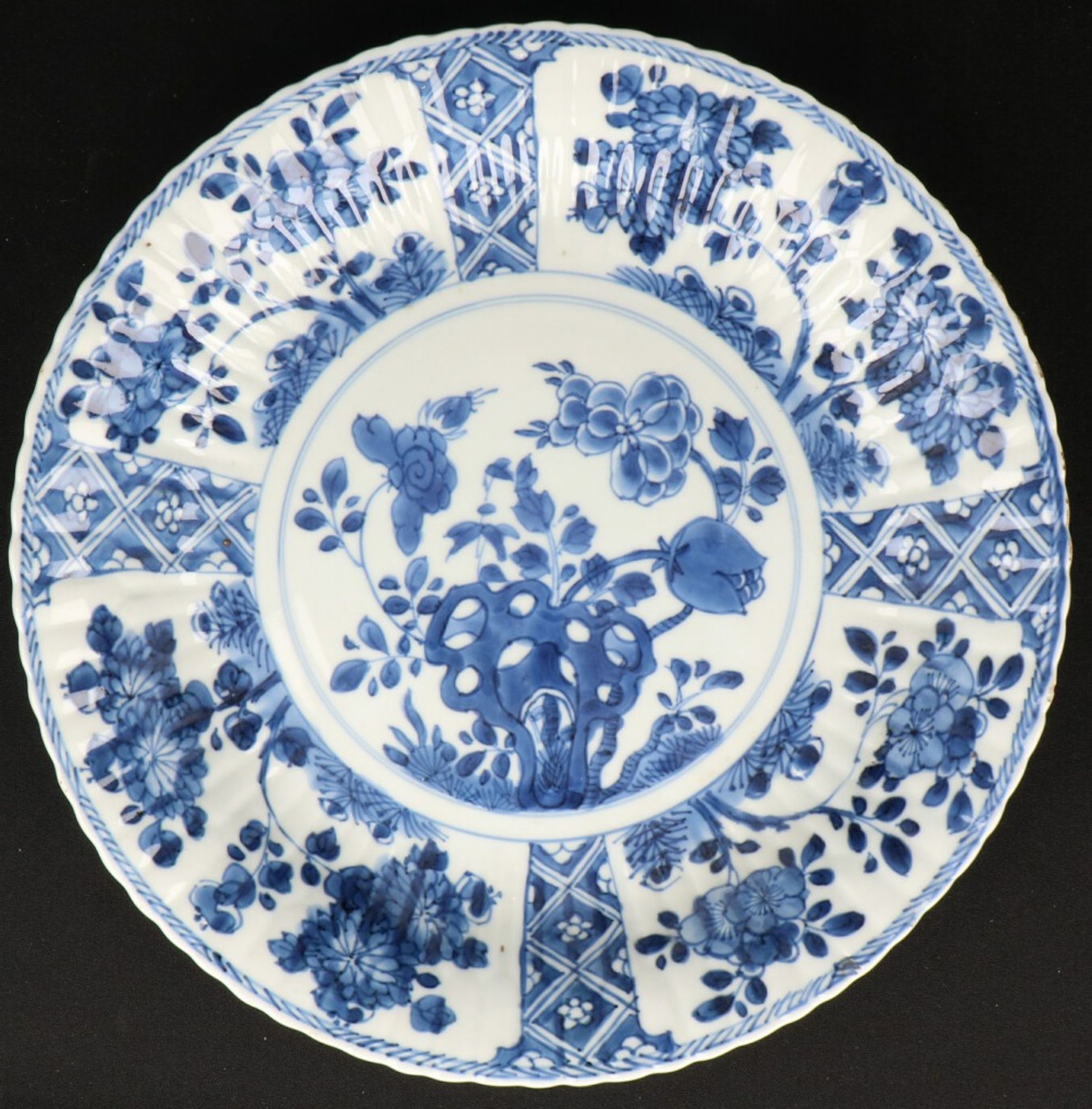 Een set van (2) porseleinen borden met floraal decor en 4-vaks buitendecor. China, Kangxi. - Image 2 of 5