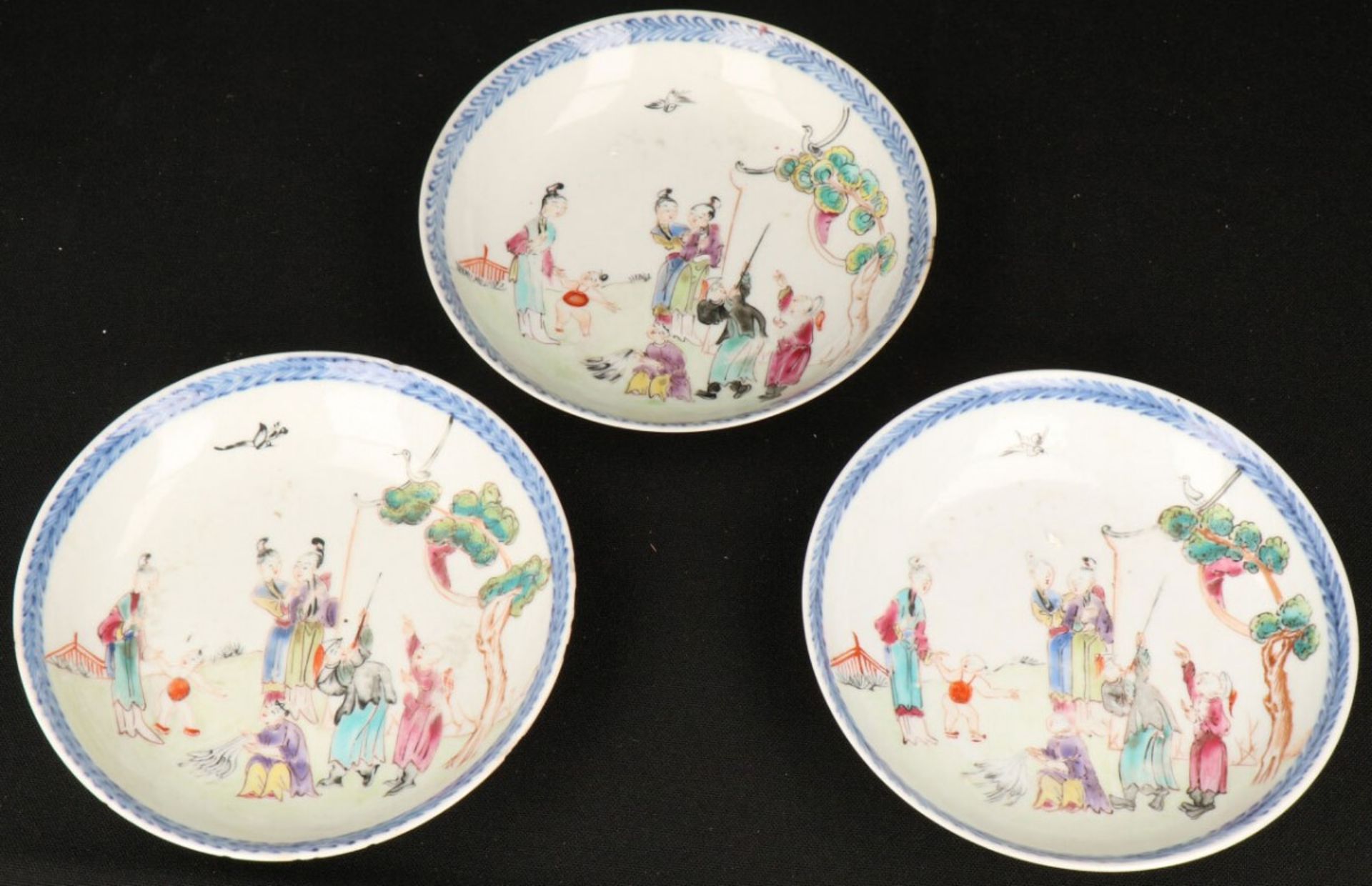 Een set van (3) porseleinen kop en schotels met Famille Rose figuur decoratie. China, eind 18e eeuw. - Image 2 of 4