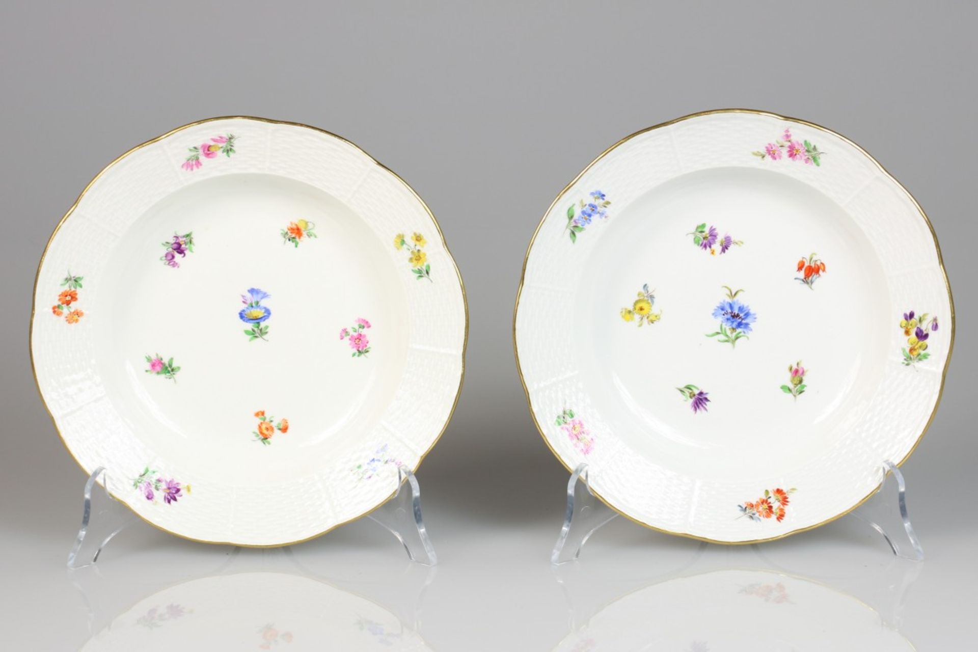 Een lot van (2) porseleinen borden met bloemendecor. Meissen, 1e helft 20e eeuw.
