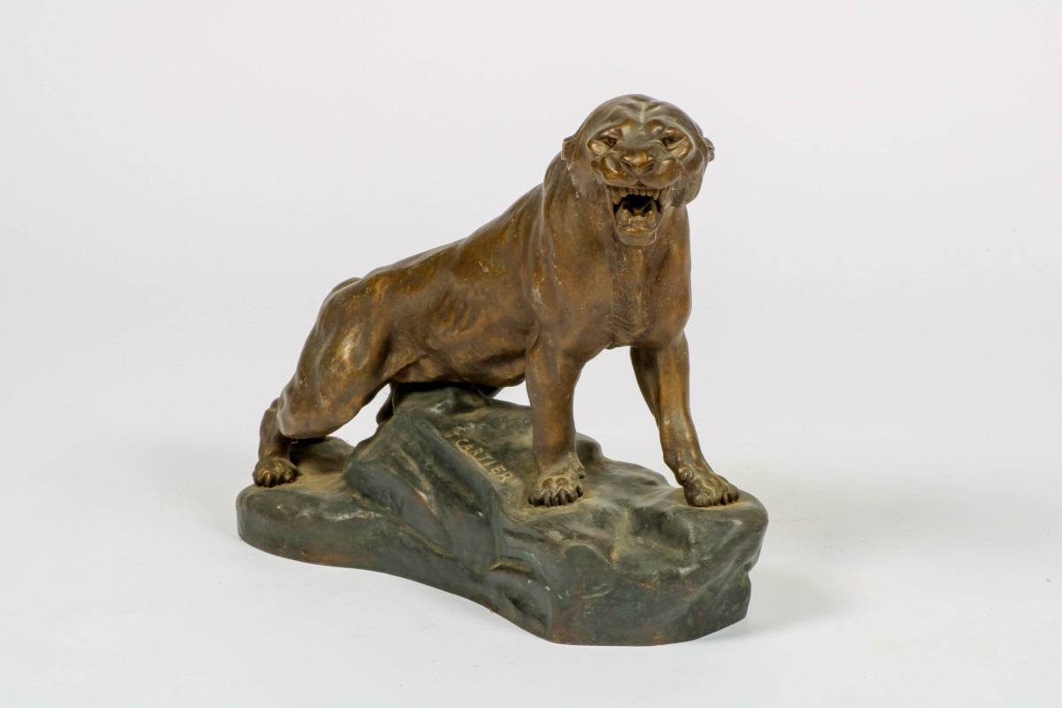 T. Cartier, (Marseille 1879 - 1943 Frankrijk). Een zamak sculptuur van een leeuw, Frankrijk, 20e eeu