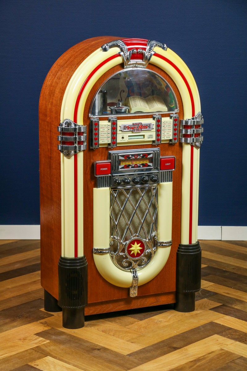 Een 1946 Spirit of St. Louis jukebox design muziekspeler, jaren '90. - Image 2 of 3