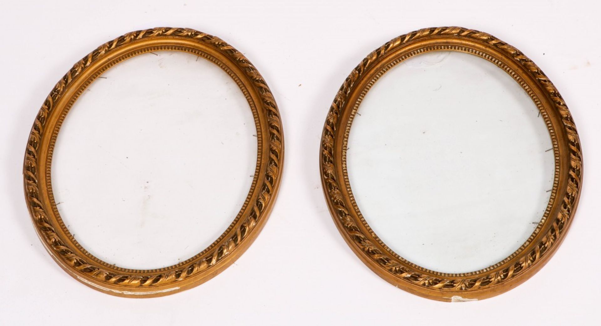 Een set van (2) ovalen lijsten met glas, 20e eeuw.