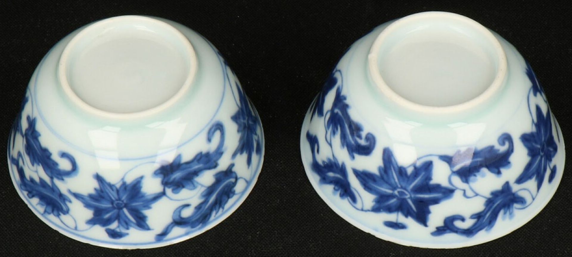 Een set van (2) porseleinen kop en schotels met floraal decor. China, Kangxi/Yongzheng. - Image 7 of 7