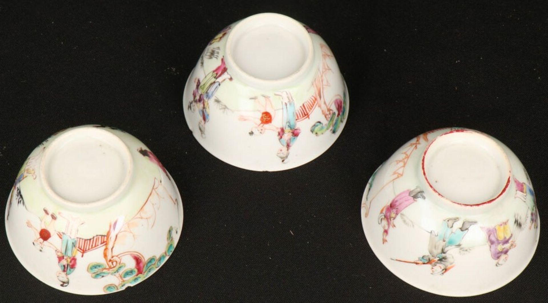 Een set van (3) porseleinen kop en schotels met Famille Rose figuur decoratie. China, eind 18e eeuw. - Image 4 of 4