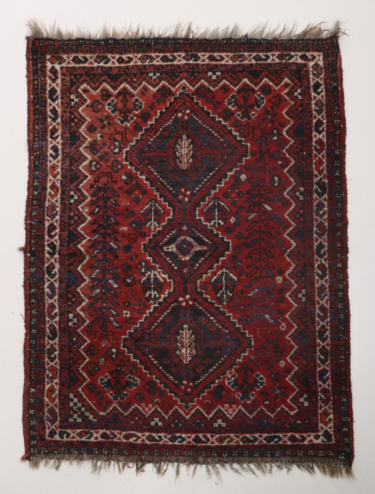 Een klein perzisch tapijt.