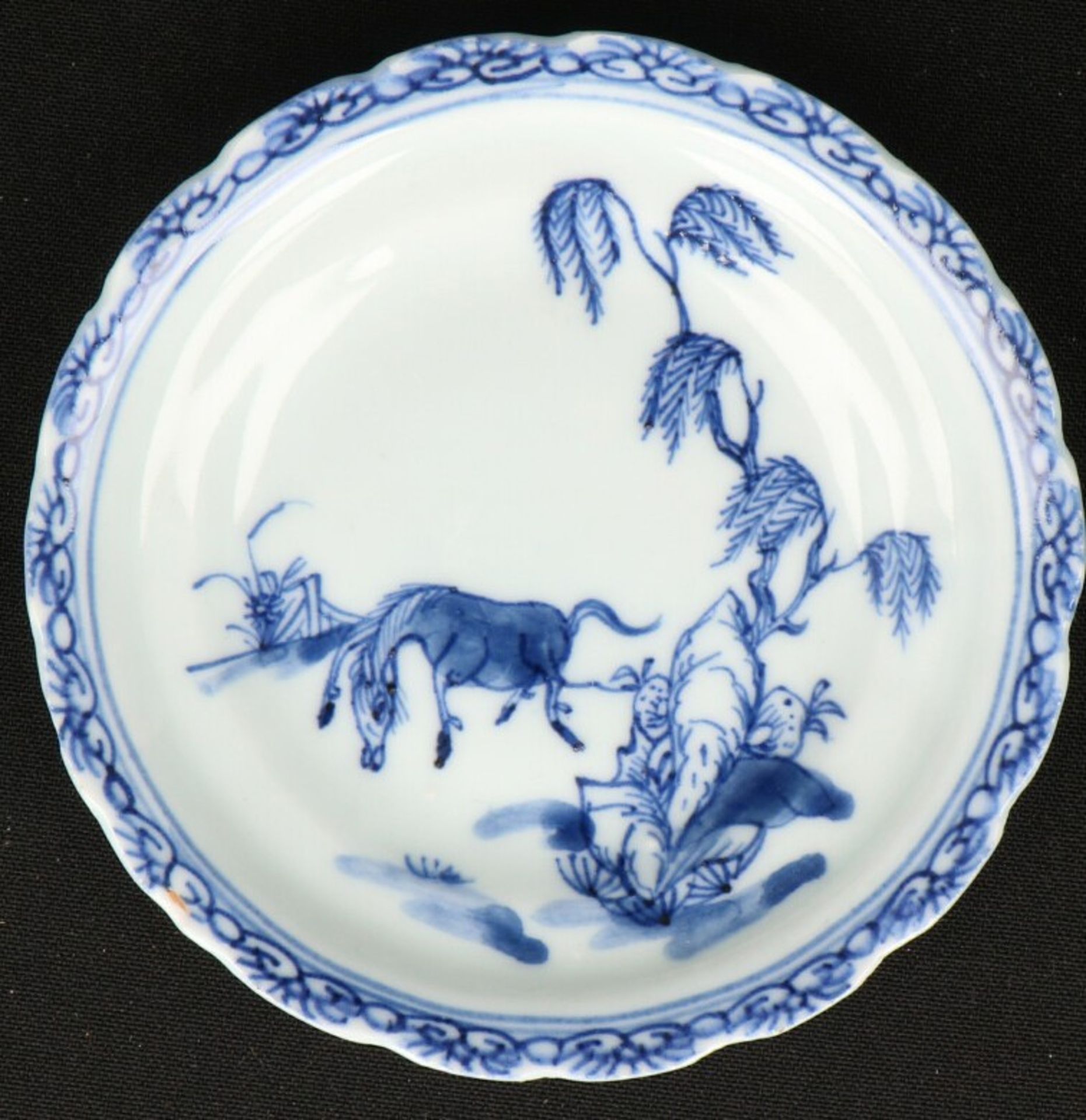 Een set van (3) porseleinen bordjes met paard in landschap bij treurwilg. China, Qianglong. - Bild 6 aus 7