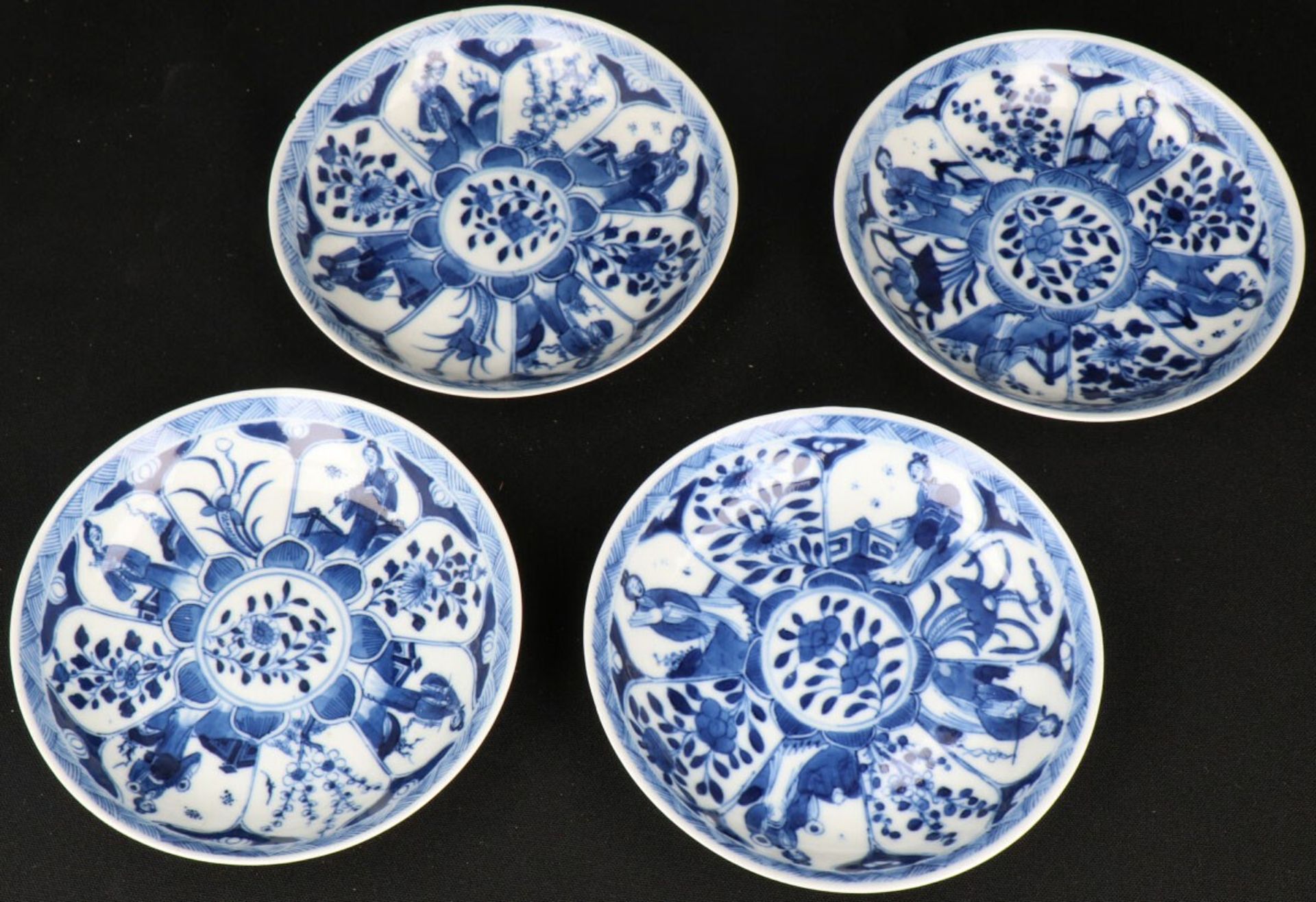 Een set van (4) porseleinen kop en schotels met floraal decor, gemerkt Yu (jade). China, 19e eeuw. - Image 2 of 4