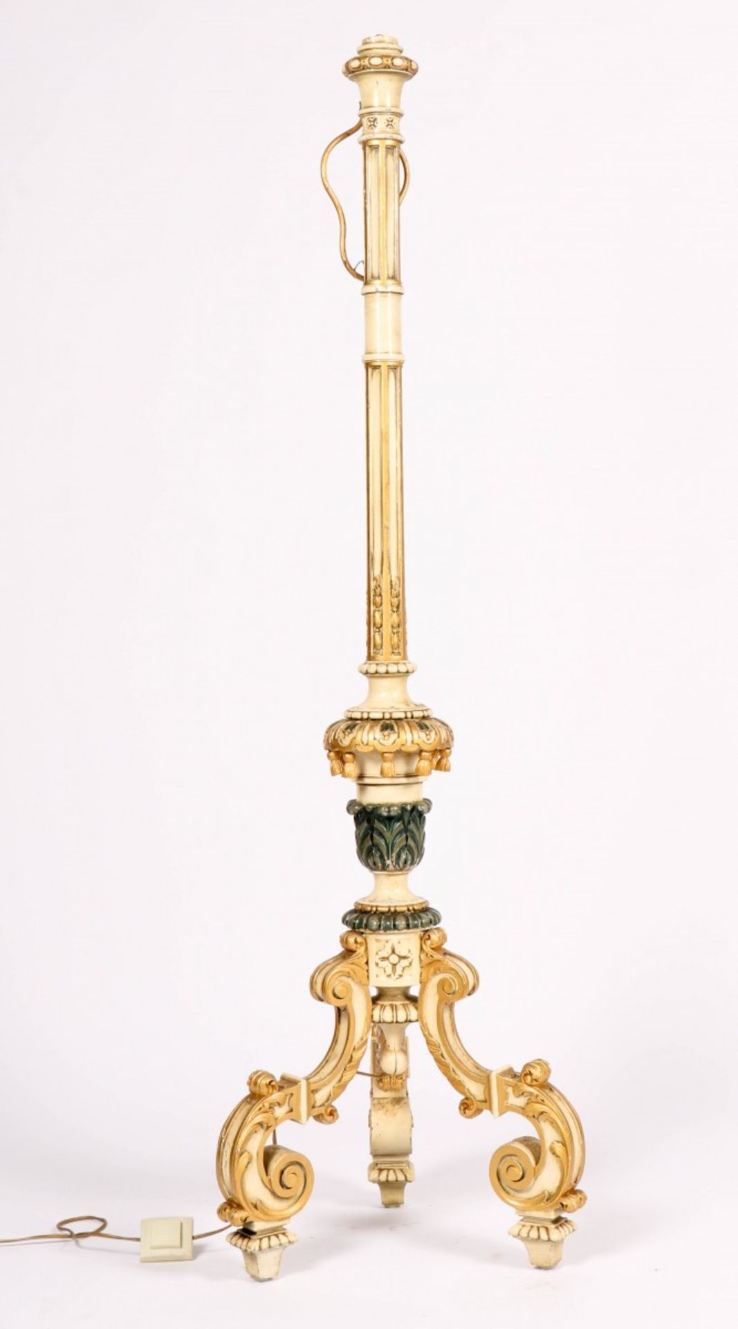 Een Louis XIV-stijl houten staande lampenvoet, 19e/ 20e eeuw.