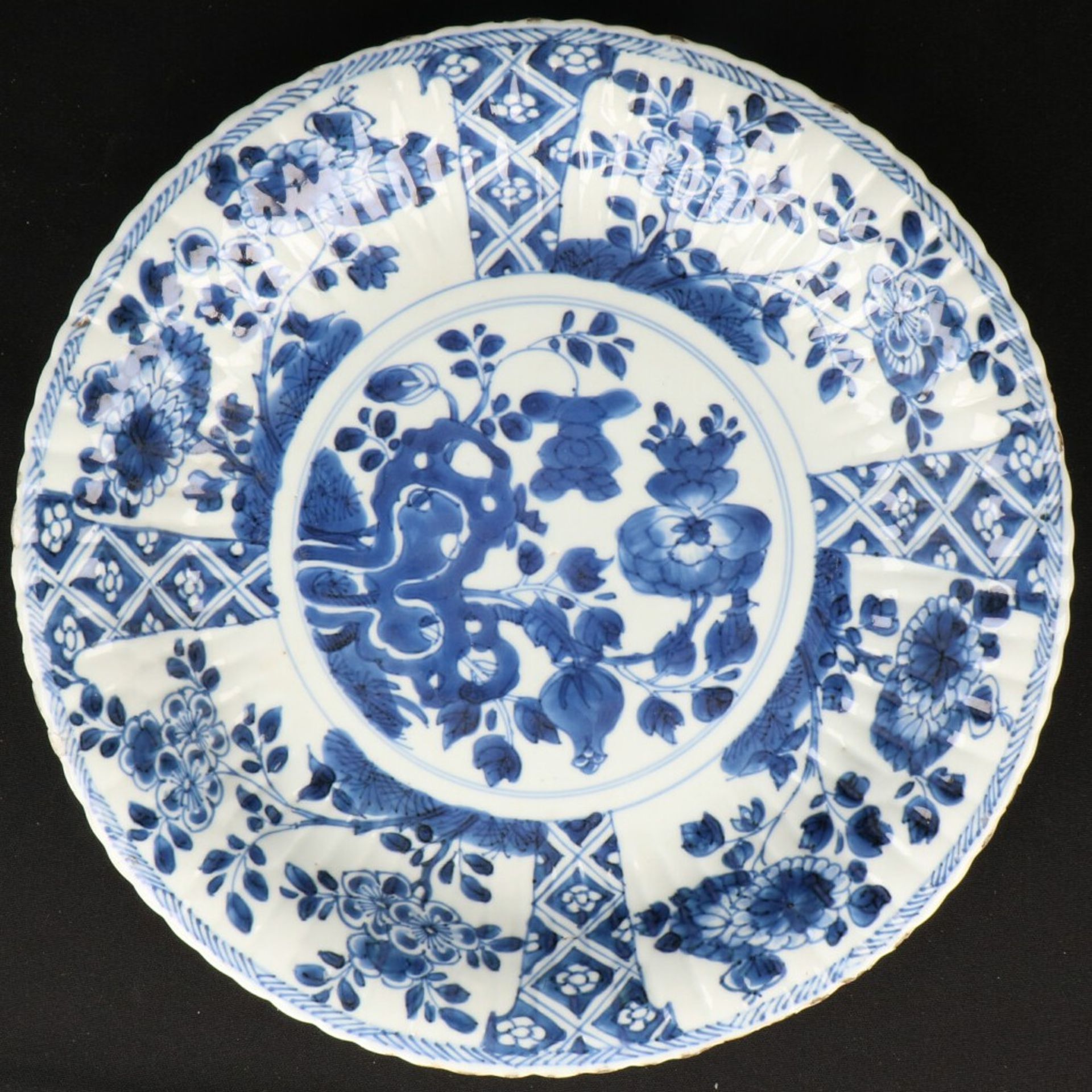 Een set van (2) porseleinen borden met floraal decor en 4-vaks buitendecor. China, Kangxi. - Image 4 of 5