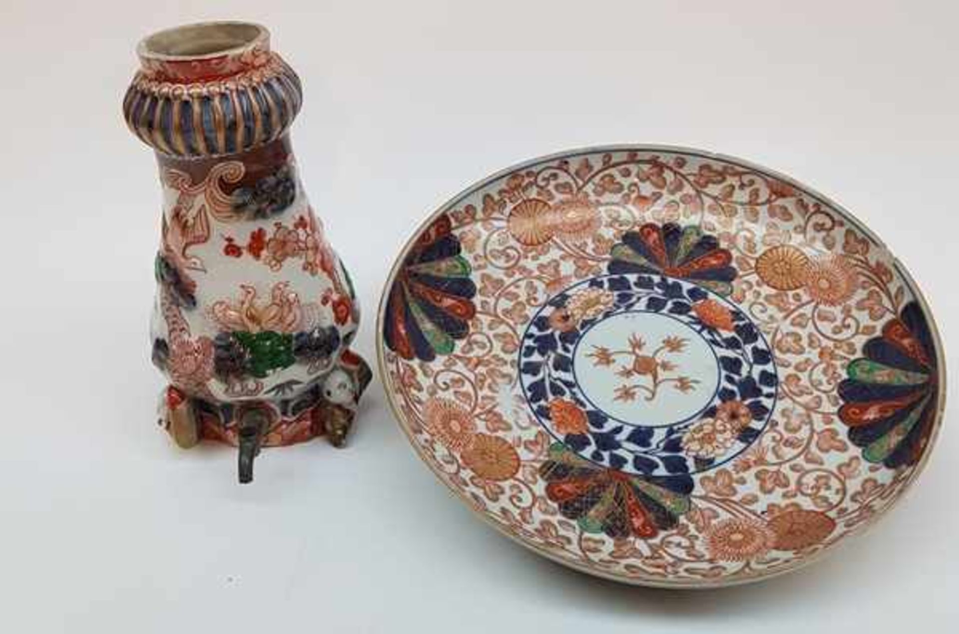 (Aziatica) Porseleinen bord en kraantjespot, Japan , 18e en 19e eeuw