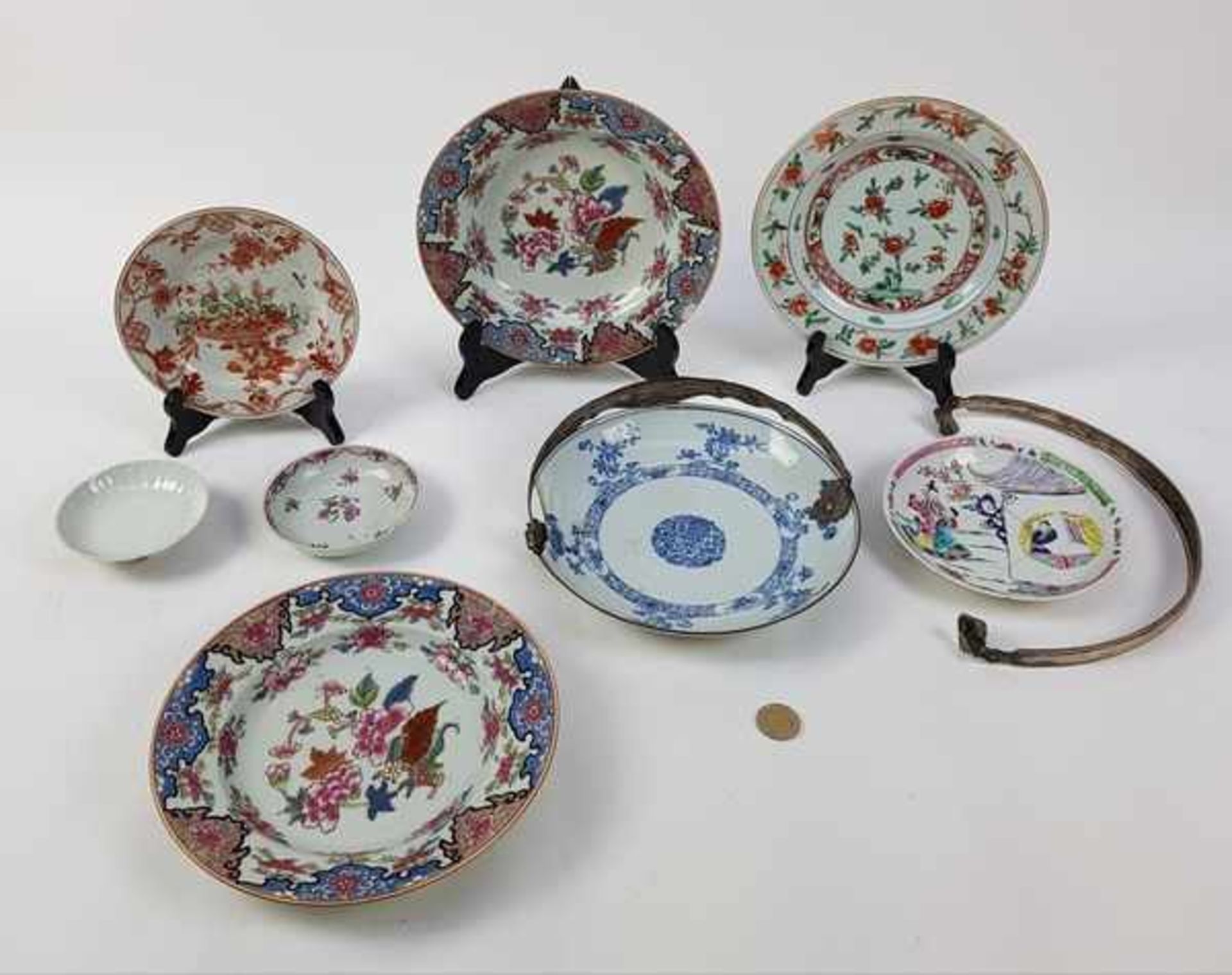 (Aziatica) Porseleinen borden, deksel en een schotel, China, 18e en 19e eeuw - Bild 2 aus 6