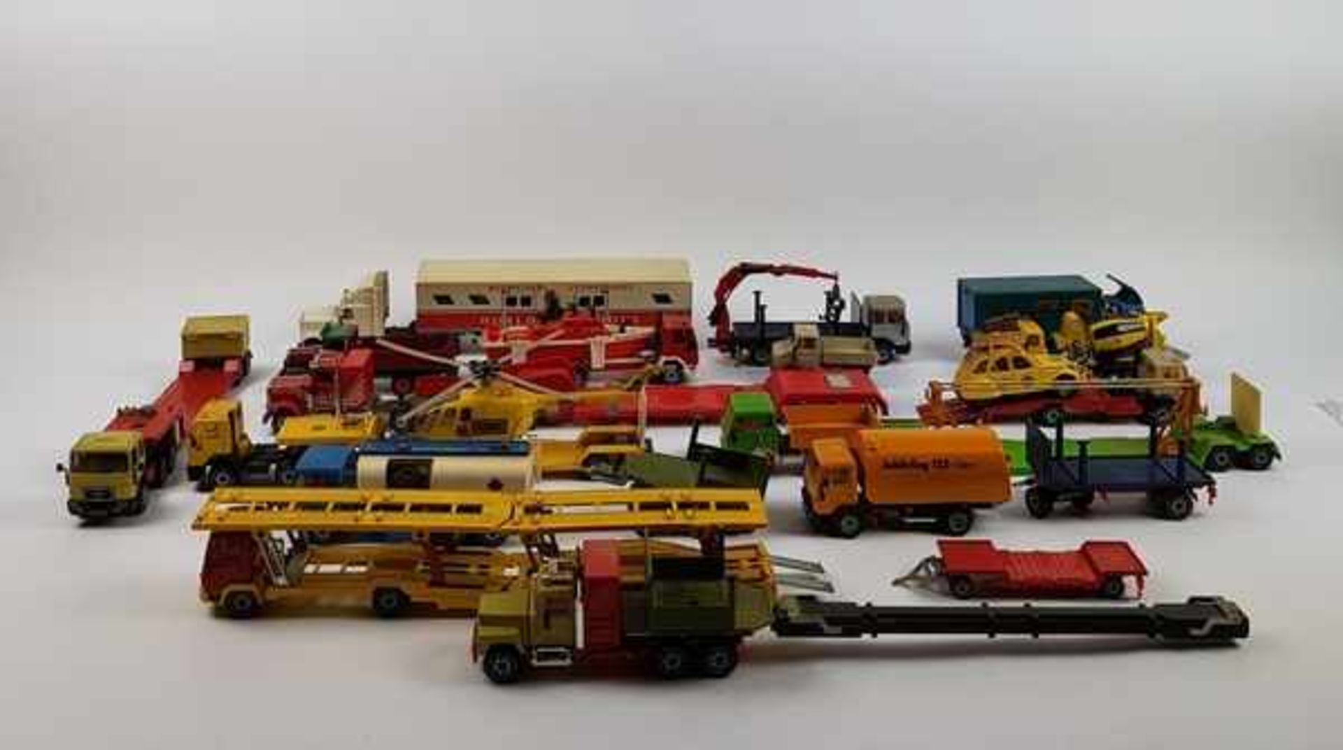 (Speelgoed) Siku miniatuur vrachtwagens met opleggers