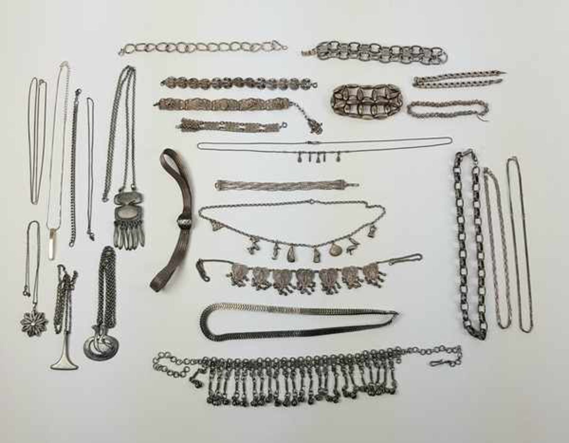 (Sieraden) Zilver e.a. , lot (26 x) armbanden en kettingen, 20e eeuw.