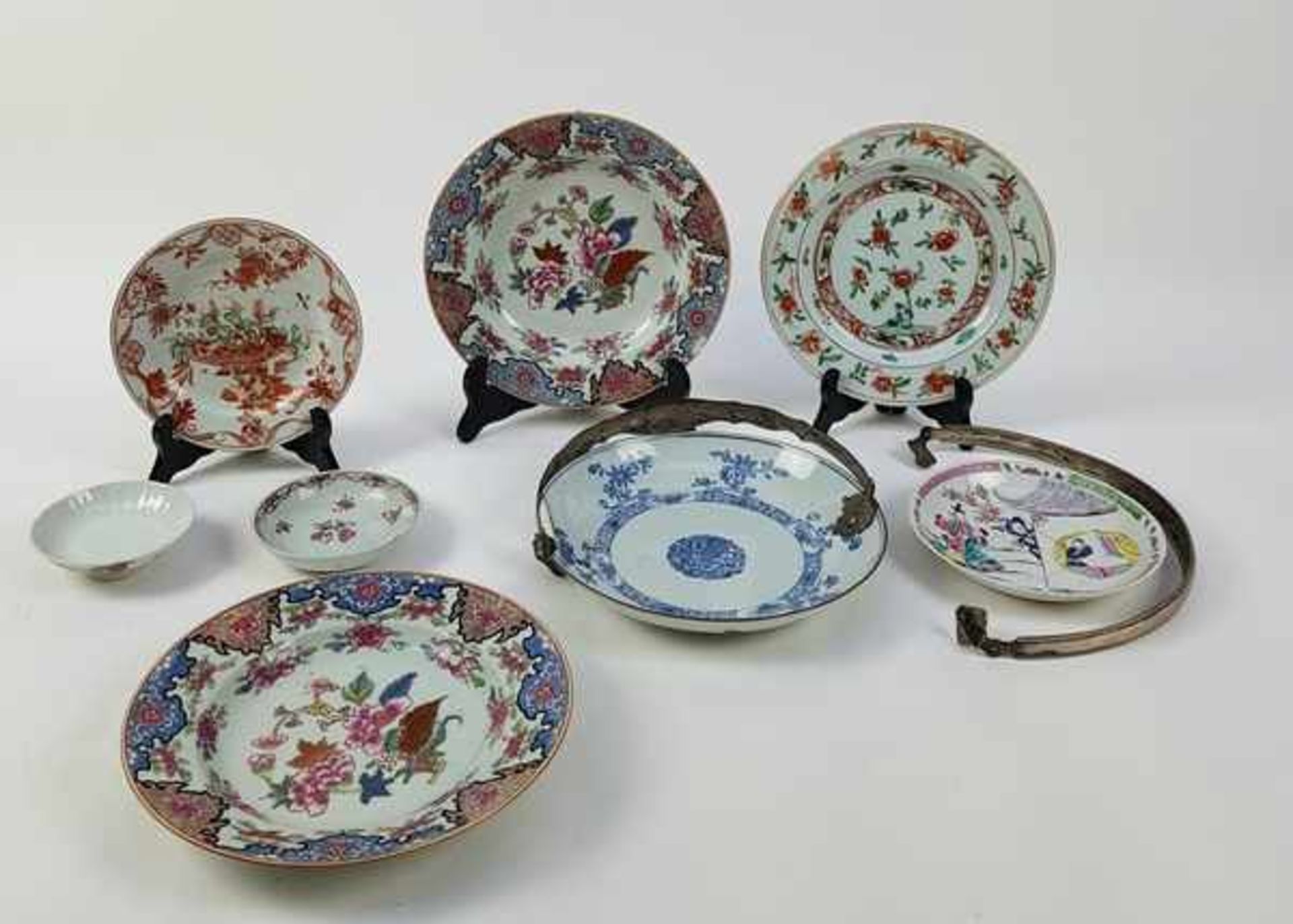 (Aziatica) Porseleinen borden, deksel en een schotel, China, 18e en 19e eeuw