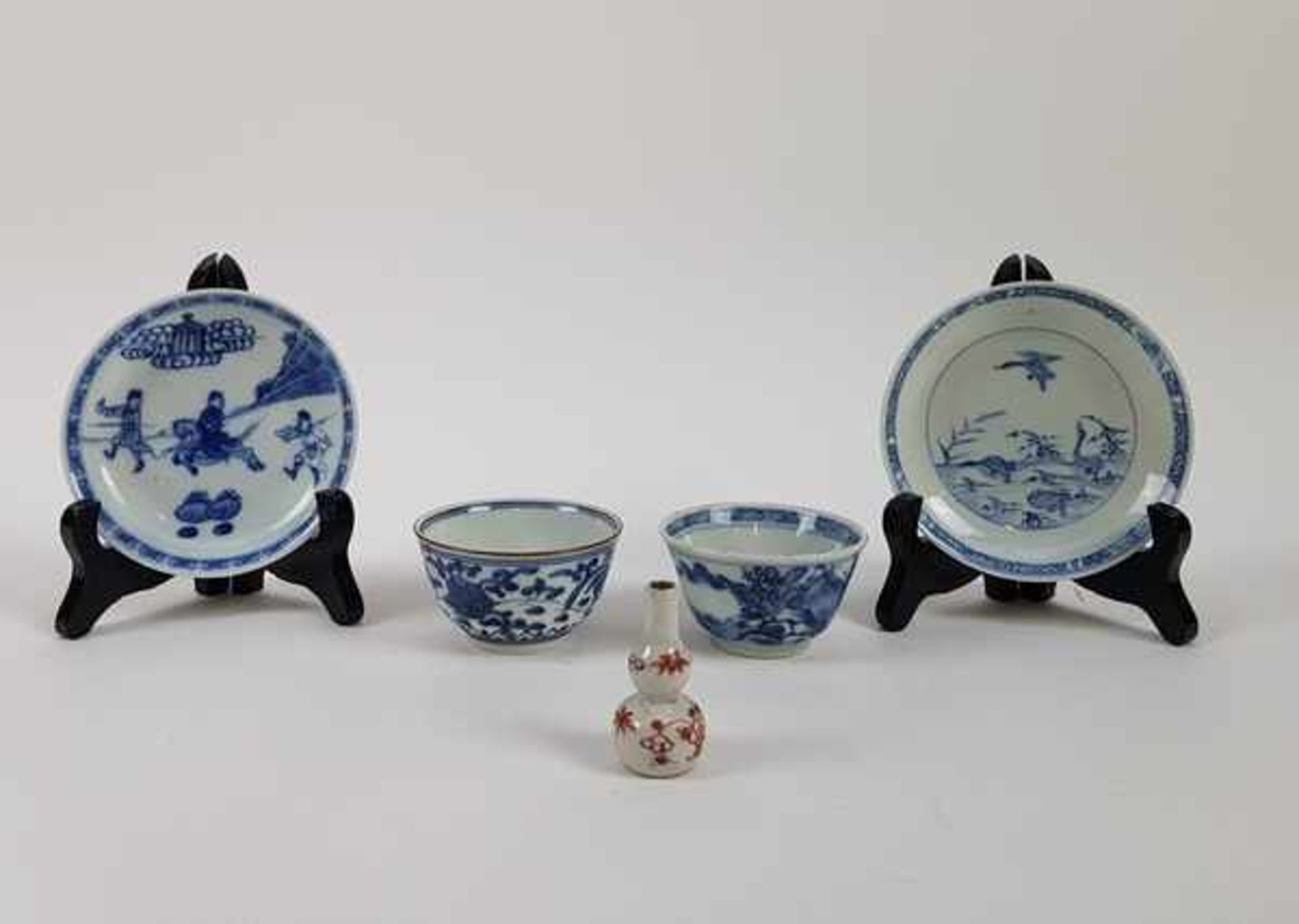(Aziatica) Porseleinen kommen een vaas en schotels, China, 18e eeuw wo. Kangxi
