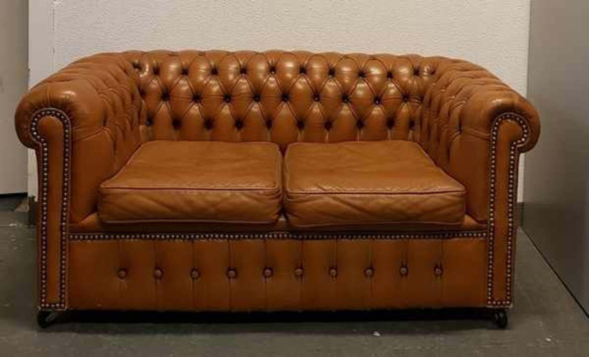 (Design) Chesterfield kinderbankCognac kleurige gecapitioneerde 2-zits Chesterfield kinderbank in