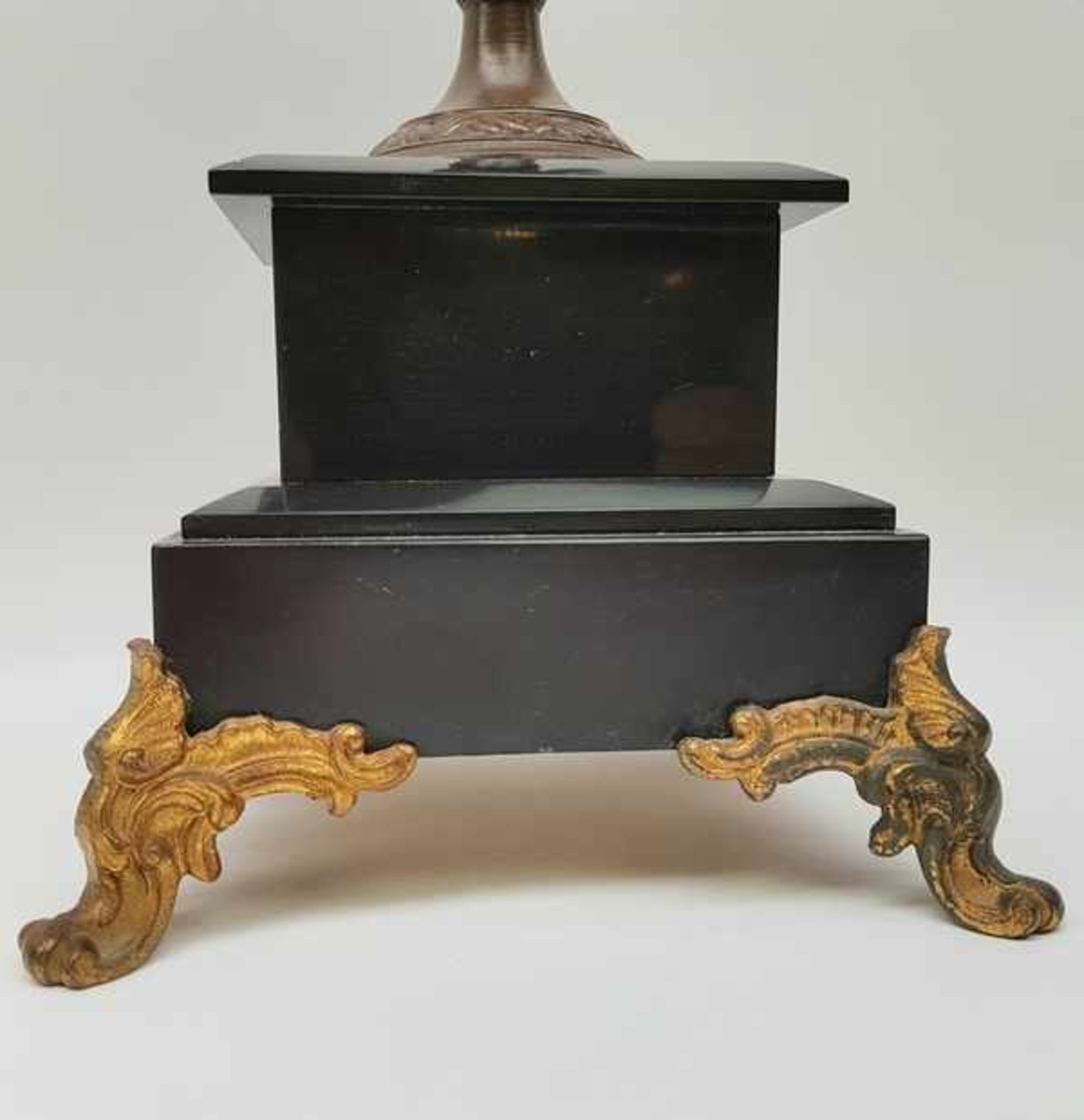 (Antiek) Klokkenstel marmerKlokkenstel marmer met twee kandelaren, circa 1900. Conditie: In goede - Bild 3 aus 14