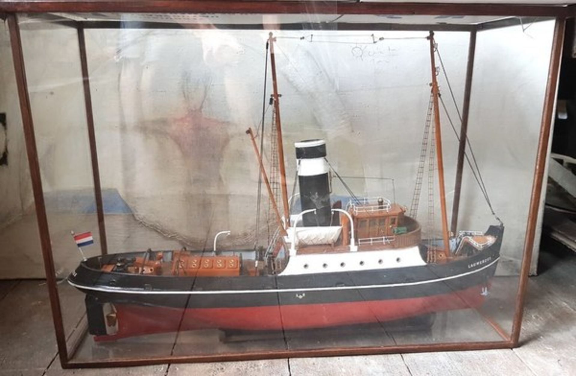 (Nautica) Scheepsmodel LauwerzeeScheepsmodel van een sleepboot in glazen vitrine. Conditie: In goede - Image 3 of 3