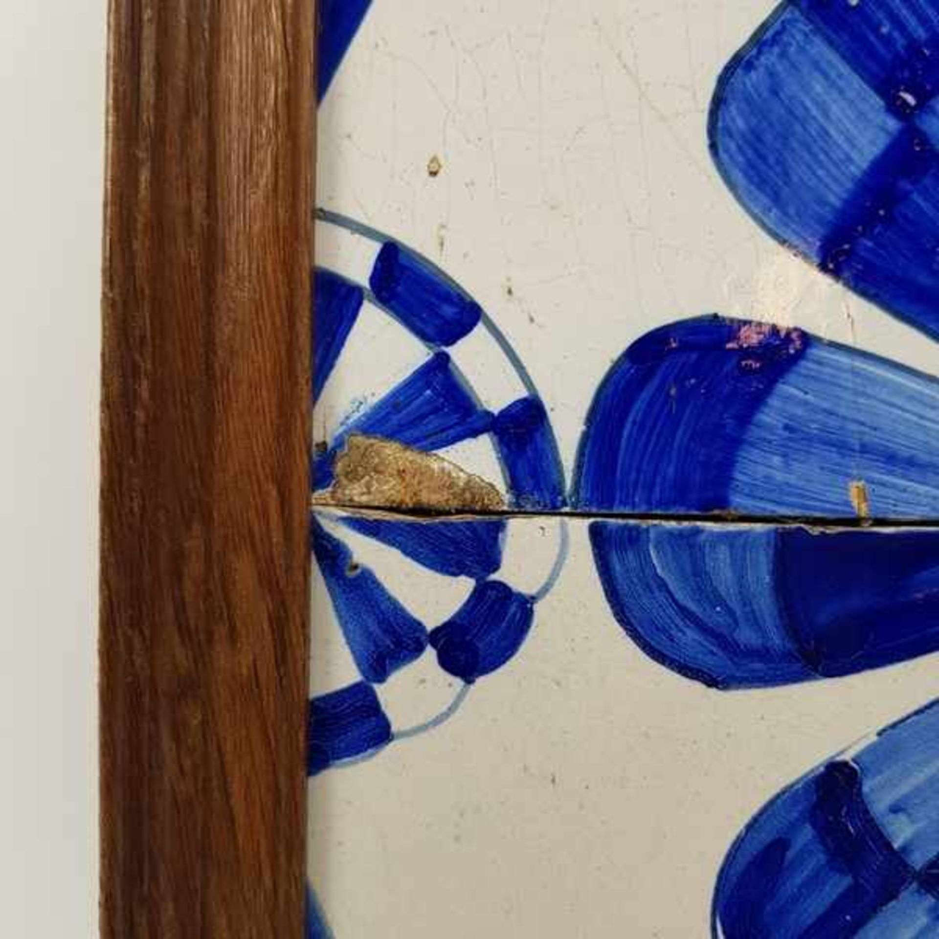 (Antiek) TegeltableauVierpas tegeltableau met spinnenkop-hoekmotief. Omlijst, 19e eeuw. Conditie: - Image 3 of 3