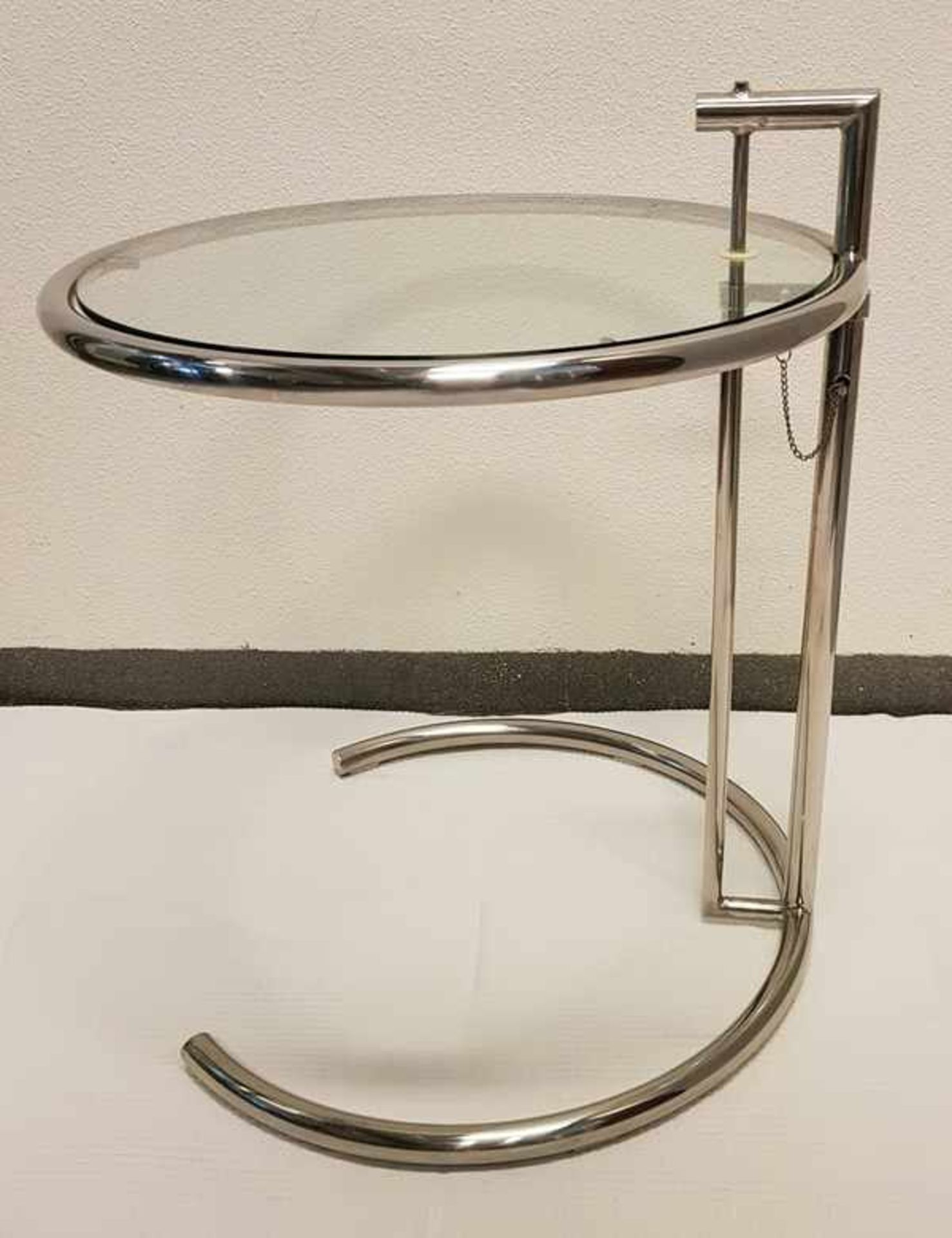 (Design) Bijzettafel, designer Eileen GreyBezettafel verstelbaar in hoogte glas met chromen poten,