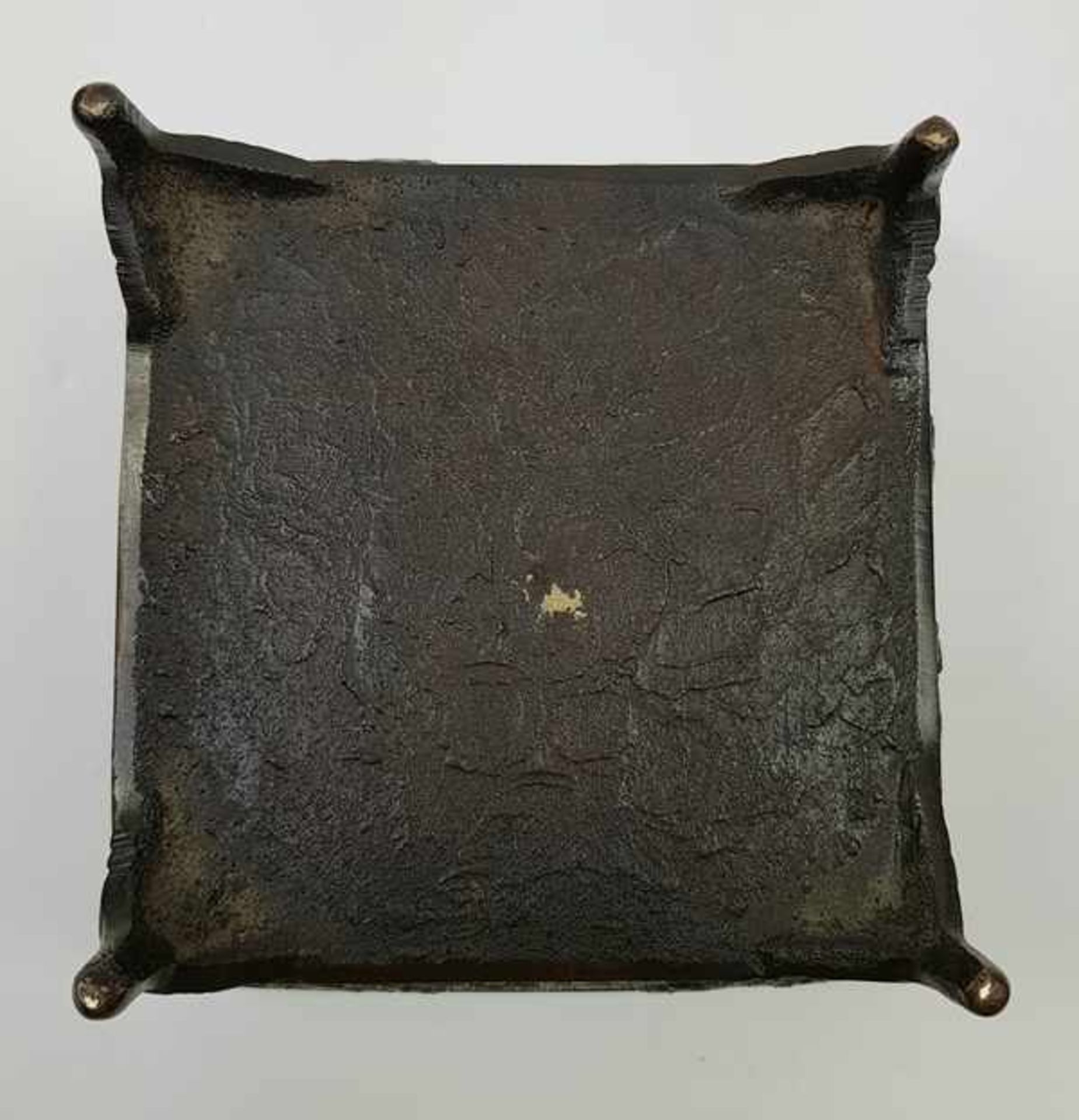 (Curiosa) Bronzen wierookbrander Japan, 20e eeuwVierkante bronzen wierookbrander gedecoreerd met - Image 3 of 5